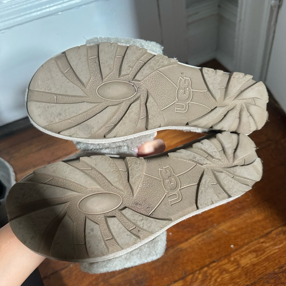 Ugg Slipper - image 4